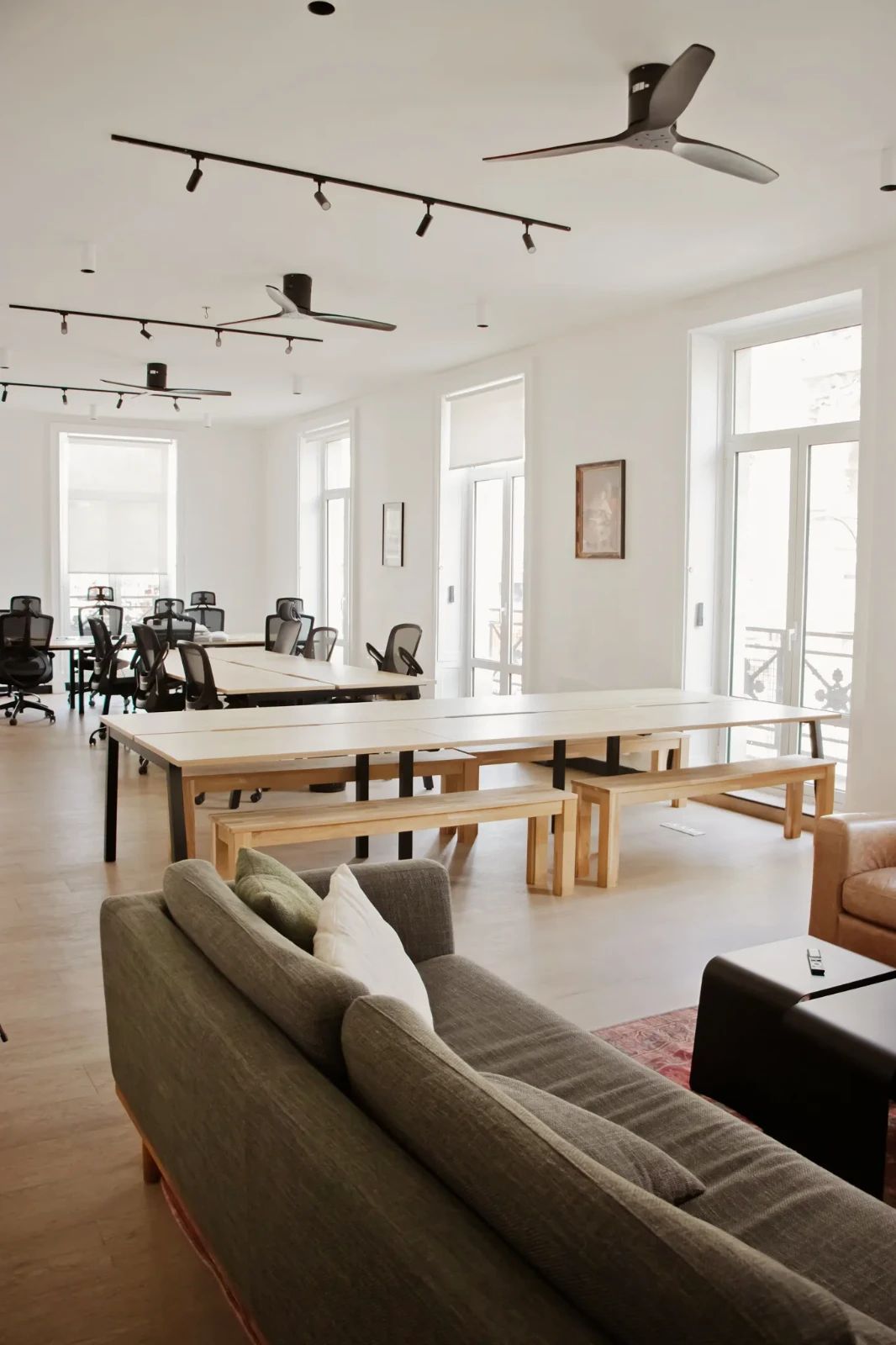 Bureau opéré · 1 à 18 postes · boulevard Saint-Denis, Paris 2e — photo 1/6