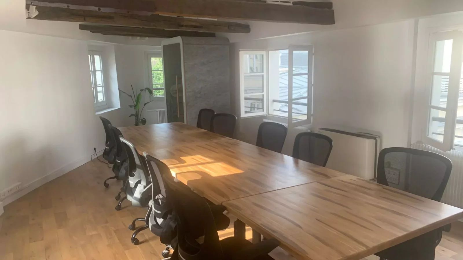 Bureau opéré · 10 à 12 postes · rue de Turenne, Paris 3e — photo 3/8