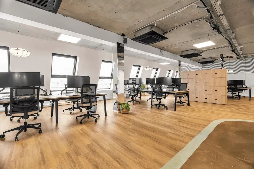 Bureau opéré · 30 à 38 postes · rue Adam Ledoux, Courbevoie — photo 1/6