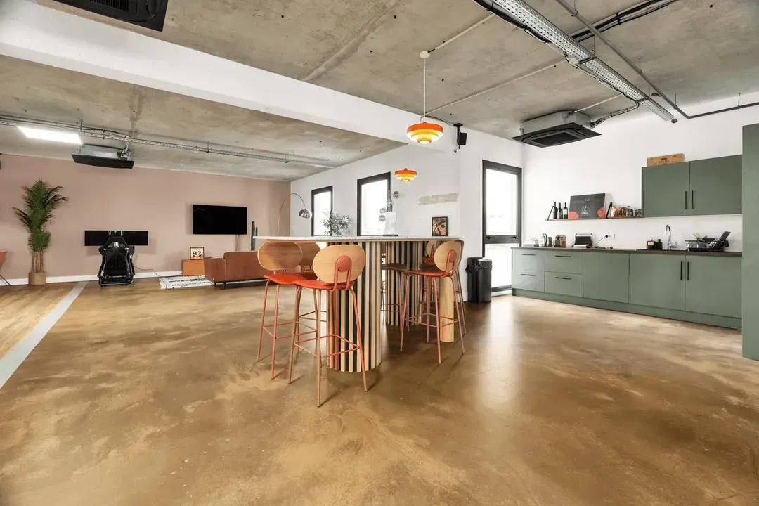 Bureau opéré · 30 à 38 postes · rue Adam Ledoux, Courbevoie — photo 2/8