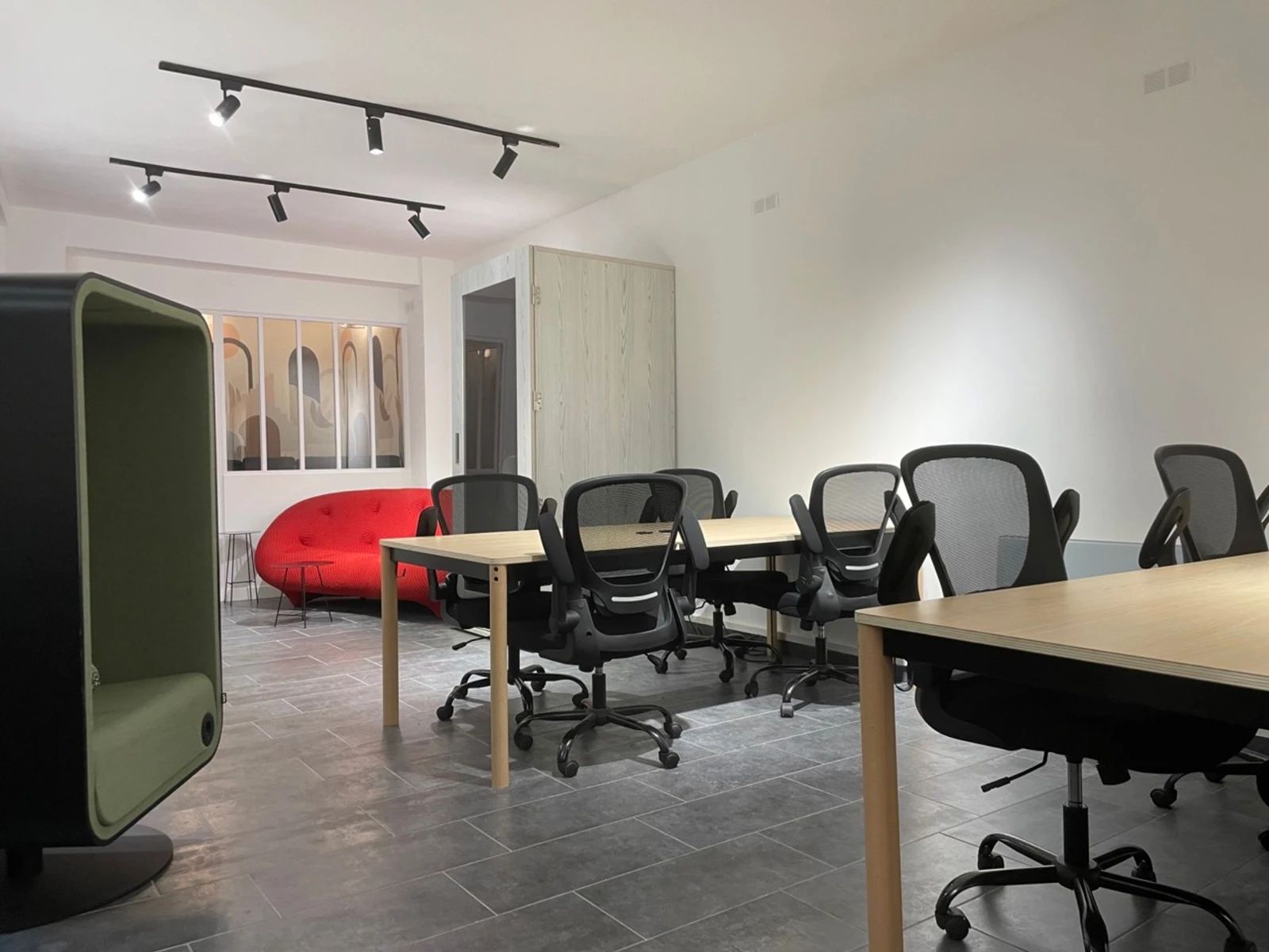 Bureau opéré · 1 à 8 postes · rue des Petites-Écuries, Paris 10e — photo 2/8