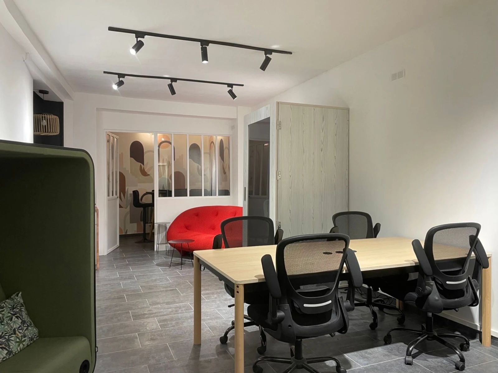Bureau opéré · 1 à 8 postes · rue des Petites-Écuries, Paris 10e — photo 3/8