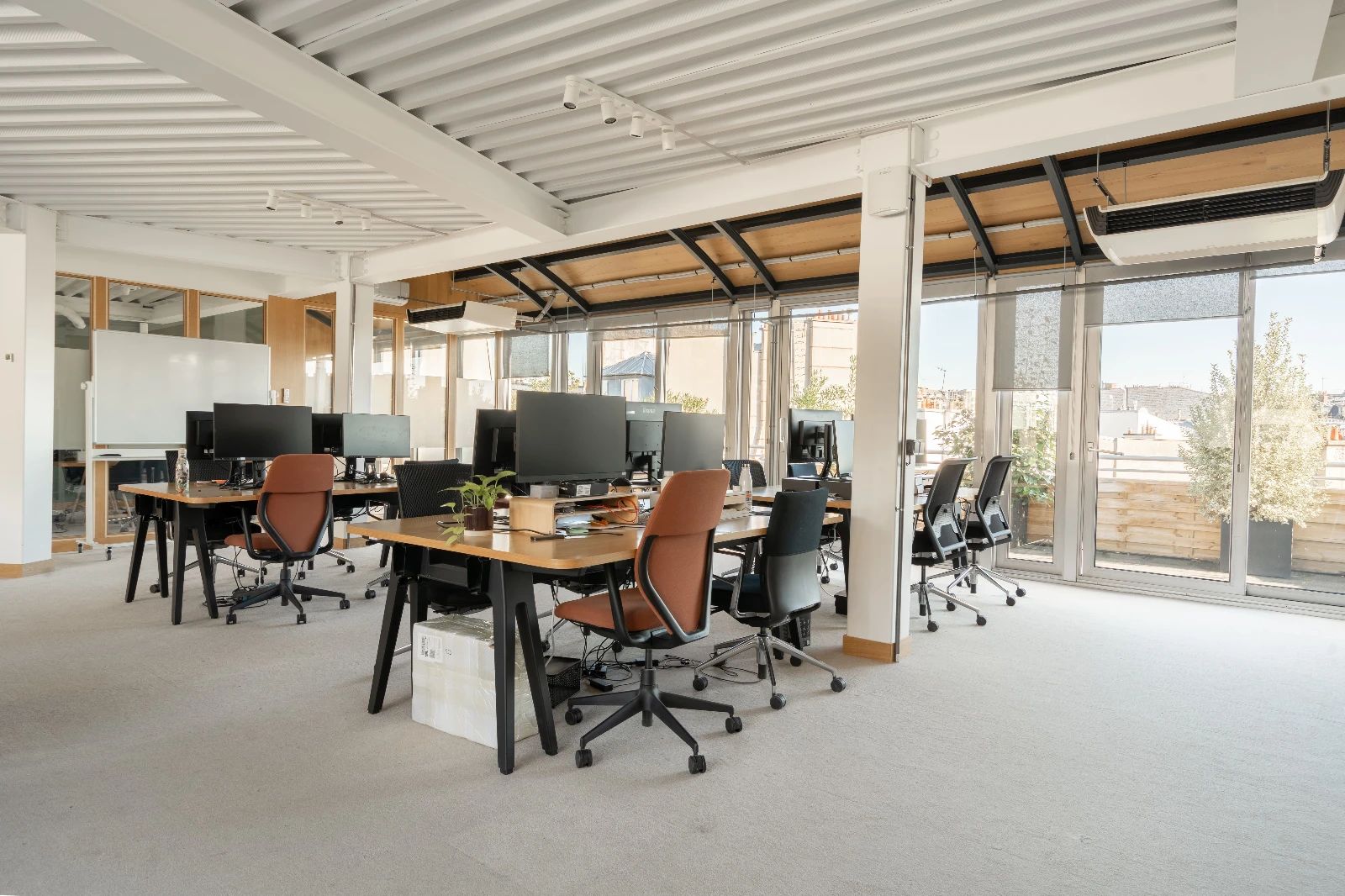 Bureau opéré · 55 à 64 postes · rue Notre-Dame-des-Victoires, Paris 2e — photo 1/6