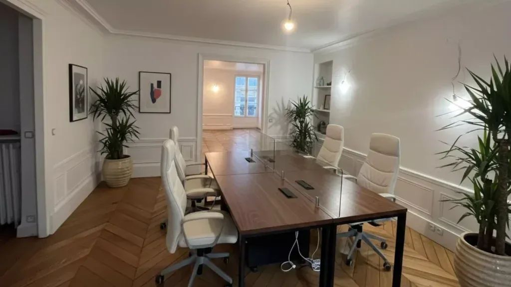 Bureau opéré · 4 à 5 postes · rue de Surène, Paris 8e — photo 1/6