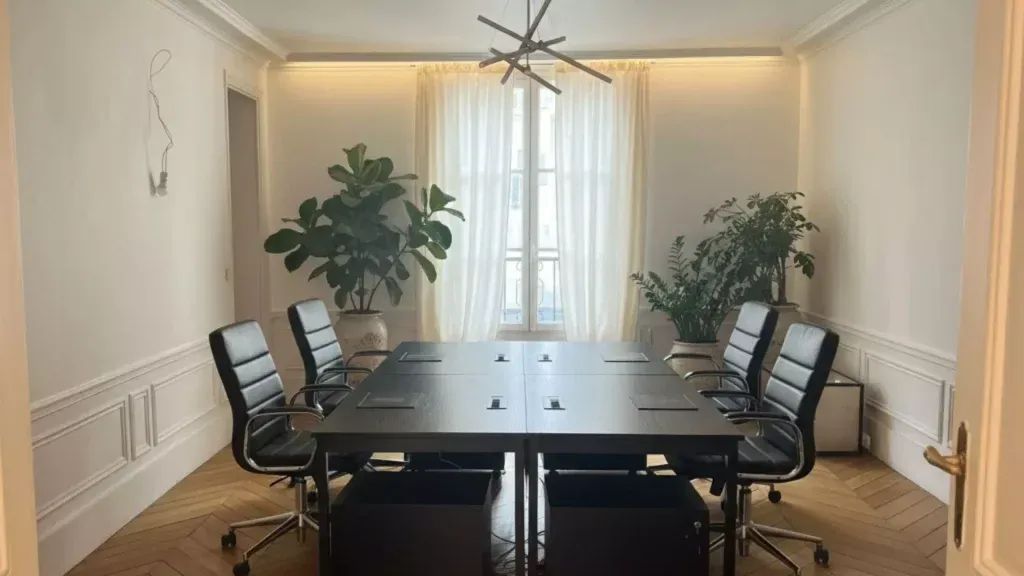 Bureau opéré · 4 à 5 postes · rue de Surène, Paris 8e — photo 3/6