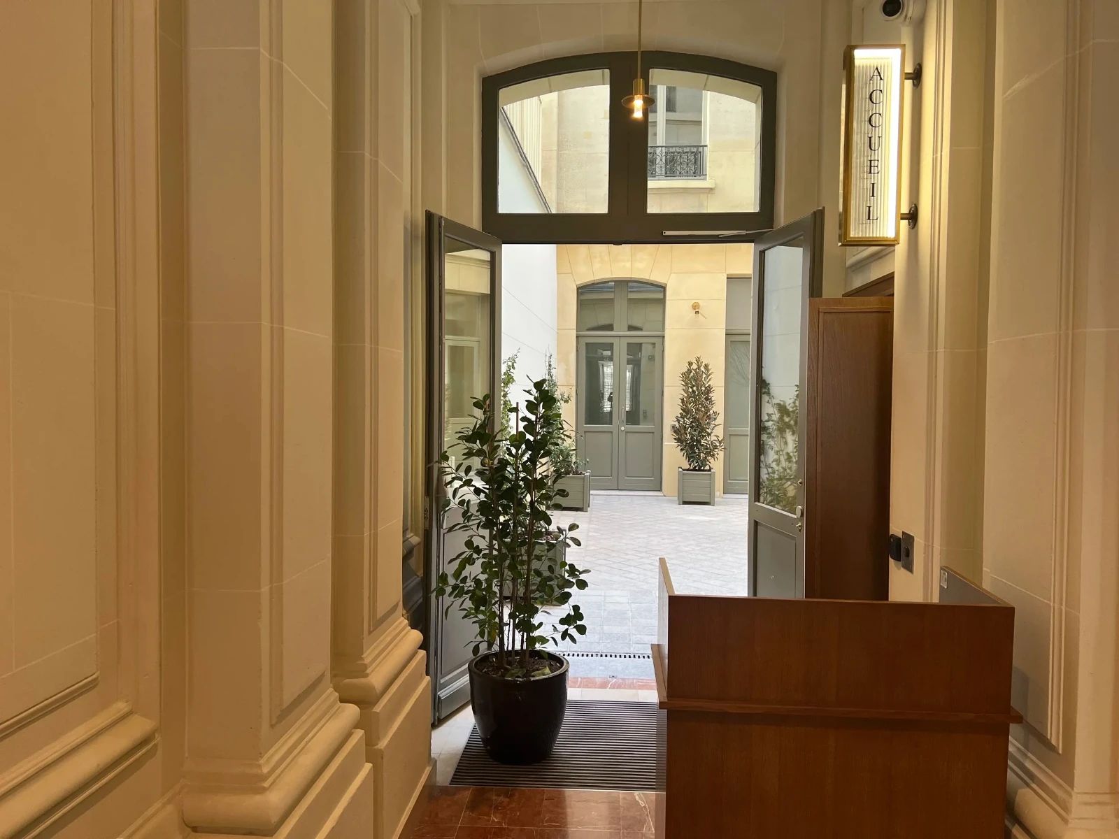 Coworking · 332 postes · rue Notre-Dame-des-Victoires, Paris 2e — photo 2/8