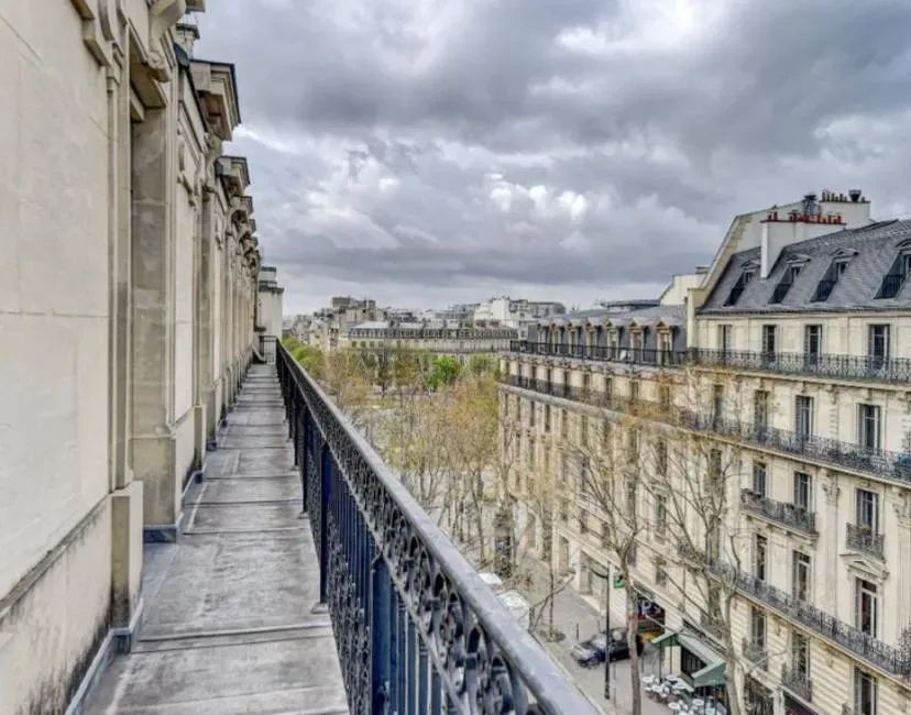 Coworking · 100 postes · avenue Franklin Delano Roosevelt, Paris 8e — photo 2/4