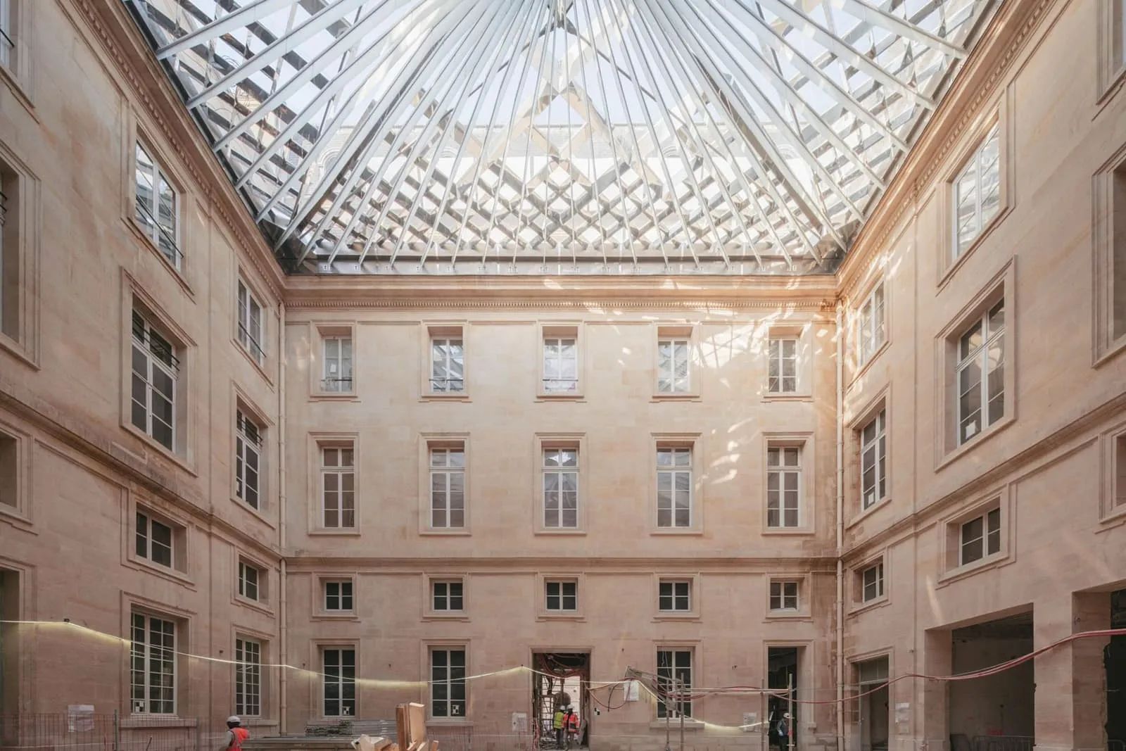 Coworking · 1 à 400 postes · rue Royale, Paris 8e — photo 2/12