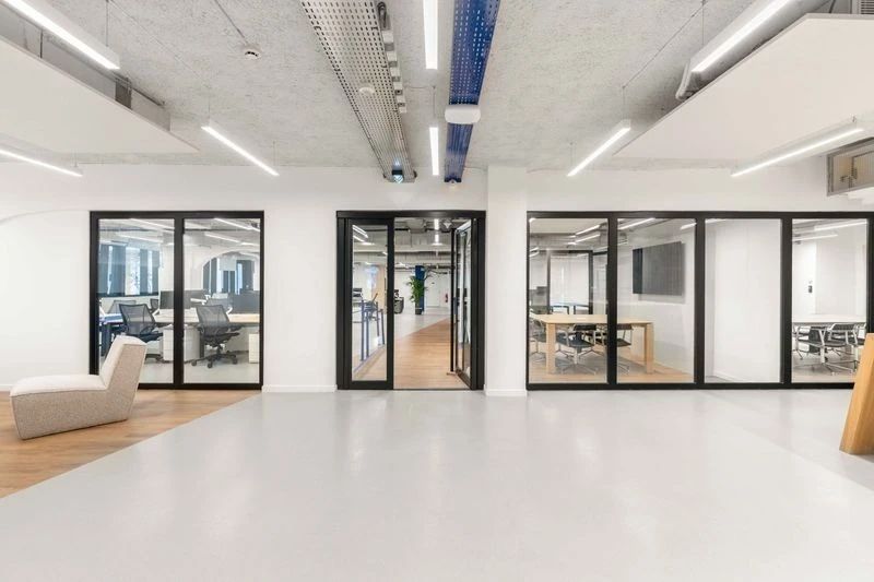 Bureau opéré · 40 à 46 postes · rue Saint-Antoine, Paris 4e — photo 2/17
