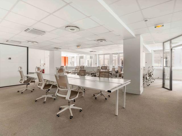 Bureau opéré · 40 à 56 postes · rue Bayen, Paris 17e — photo 1/6