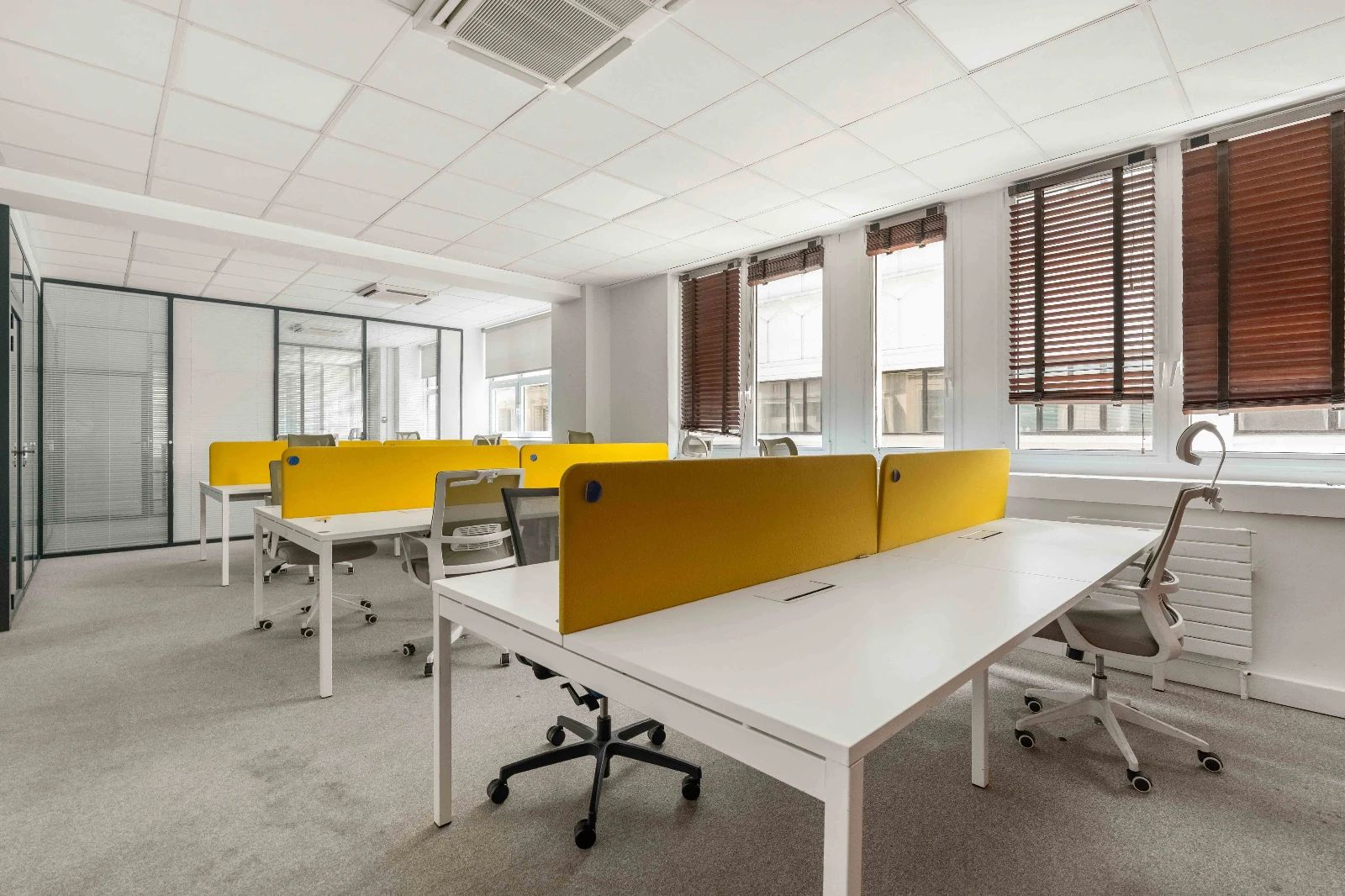 Bureau opéré · 40 à 56 postes · rue Bayen, Paris 17e — photo 2/9