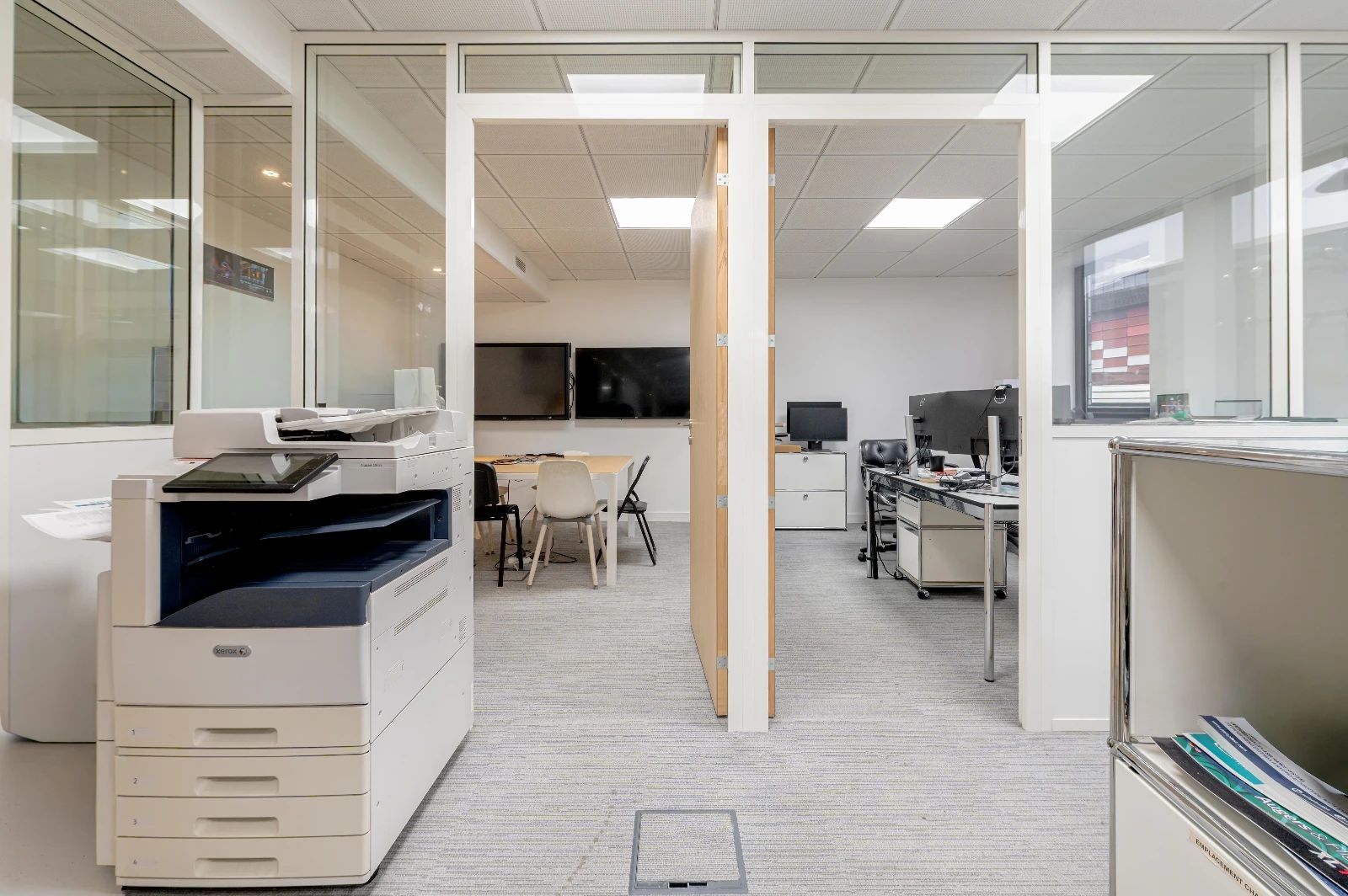 Bureau opéré · 15 à 22 postes · rue de l'Université, Paris 7e — photo 5/7