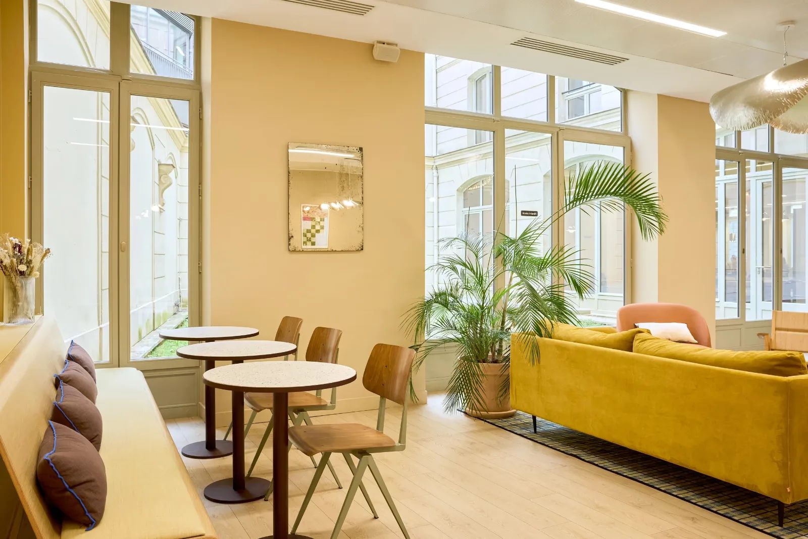 Coworking · 1 à 265 postes · rue du Général-Foy, Paris 8e — photo 3/8