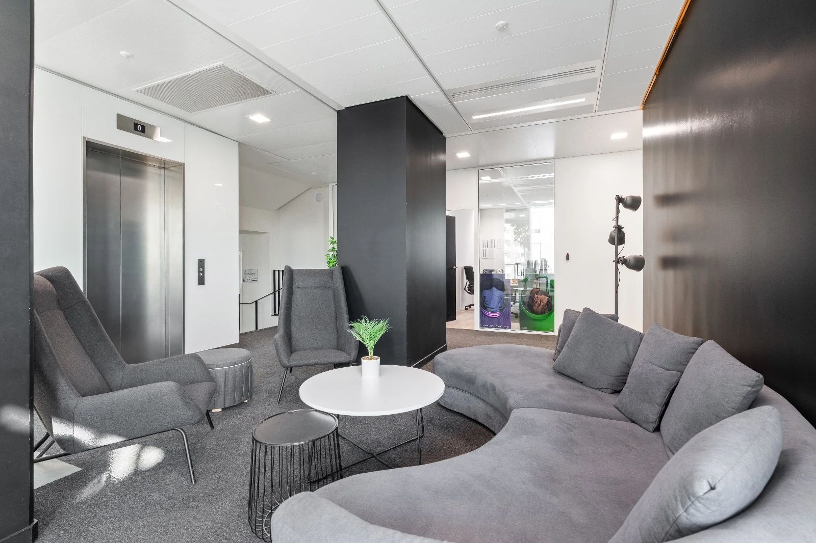 Bureau opéré · 10 à 12 postes · rue Pablo Néruda, Levallois-Perret — photo 2/17