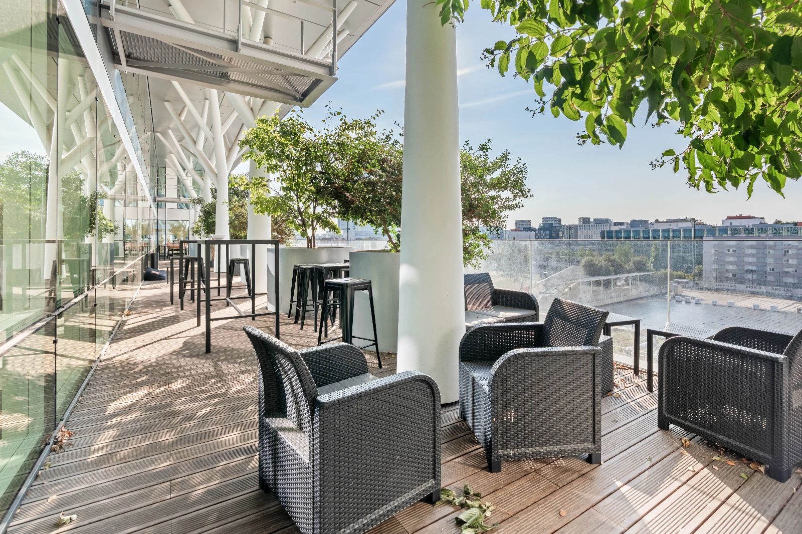Bureau opéré · 10 à 12 postes · rue Pablo Néruda, Levallois-Perret — photo 1/6