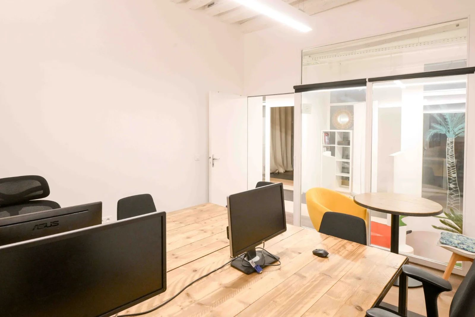 Coworking · 1 poste · rue du Cloître Saint-Merri, Paris 4e — photo 3/8