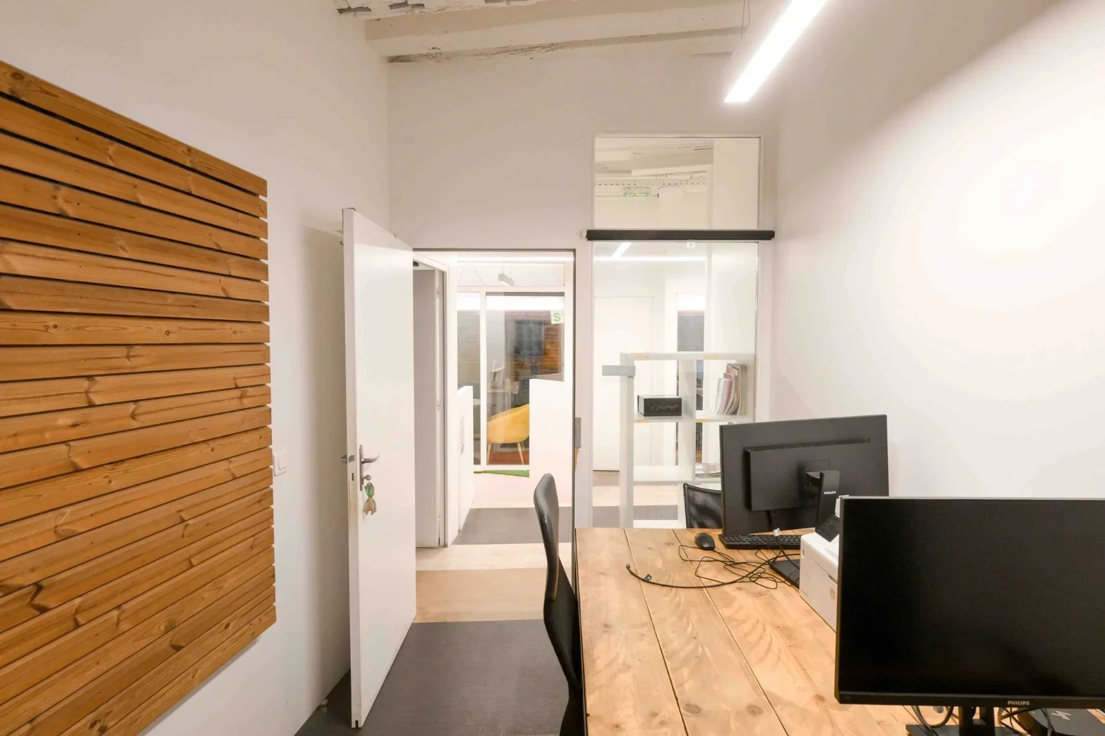 Coworking · 1 poste · rue du Cloître Saint-Merri, Paris 4e — photo 6/8