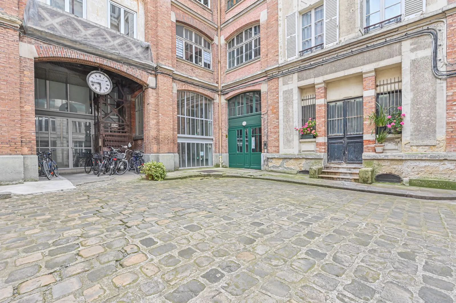 Bureau opéré · 30 à 35 postes · rue Louis Blanc, Paris 10e — photo 2/22