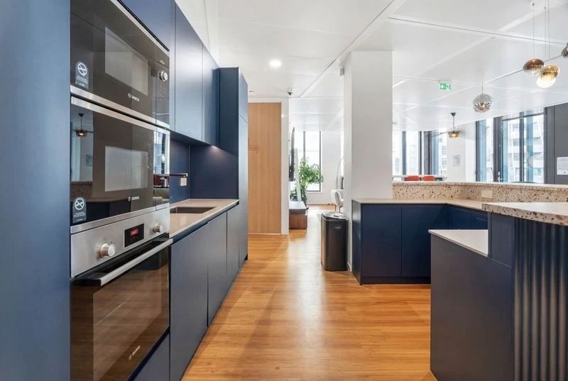 Bureau opéré · 25 à 30 postes · place Françoise Dorin, Paris 17e — photo 2/12