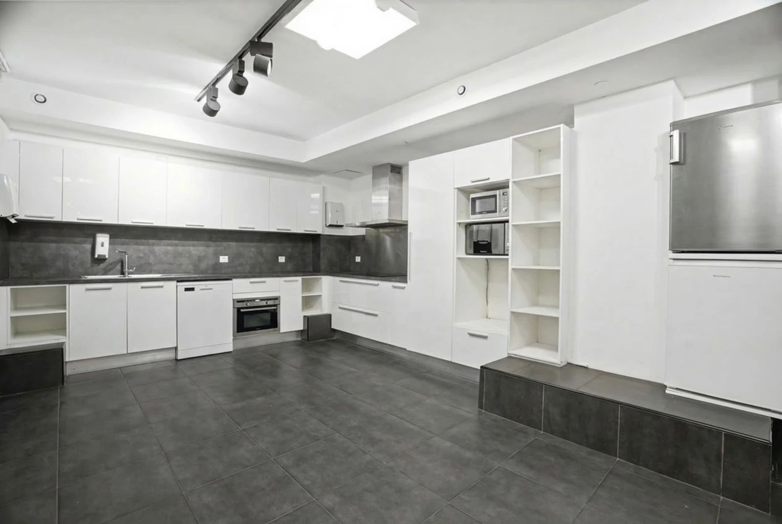 Bureau opéré · 30 à 35 postes · rue du Faubourg Saint-Martin, Paris 10e · 200 m² — photo 5/5