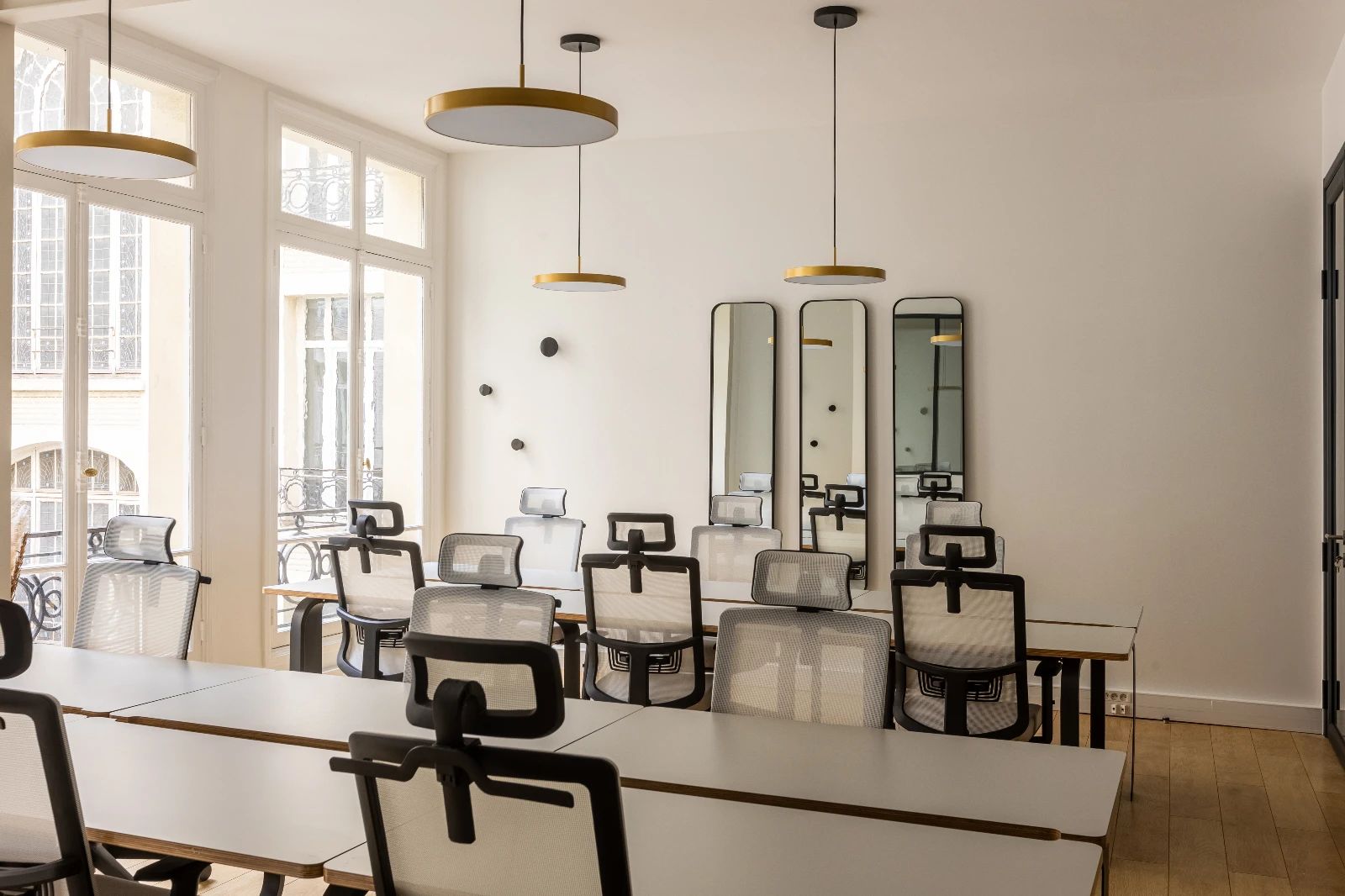 Bureau opéré · 12 postes · avenue des Champs-Élysées, Paris 8e — photo 2/8