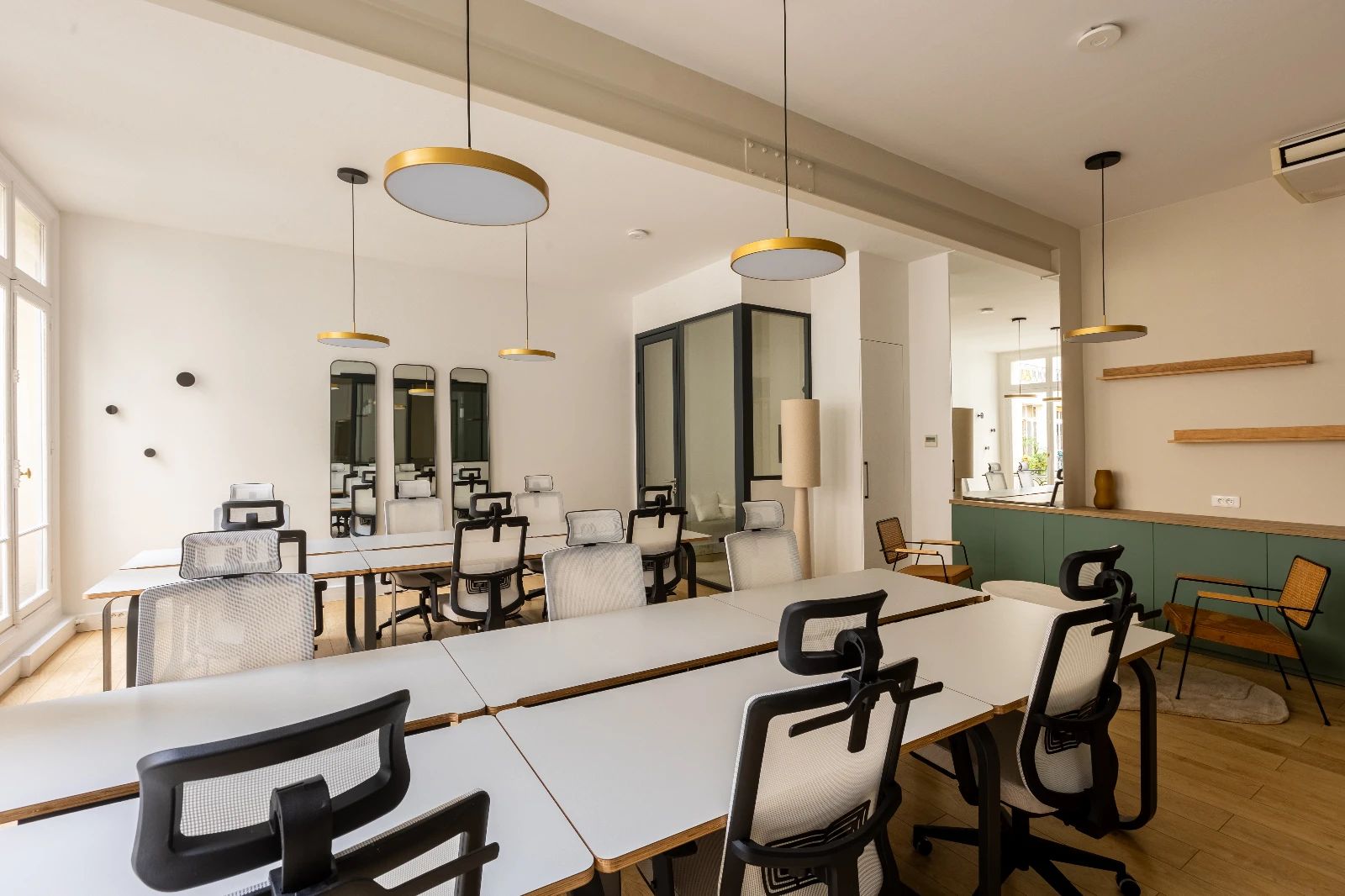 Bureau opéré · 12 postes · avenue des Champs-Élysées, Paris 8e — photo 3/8