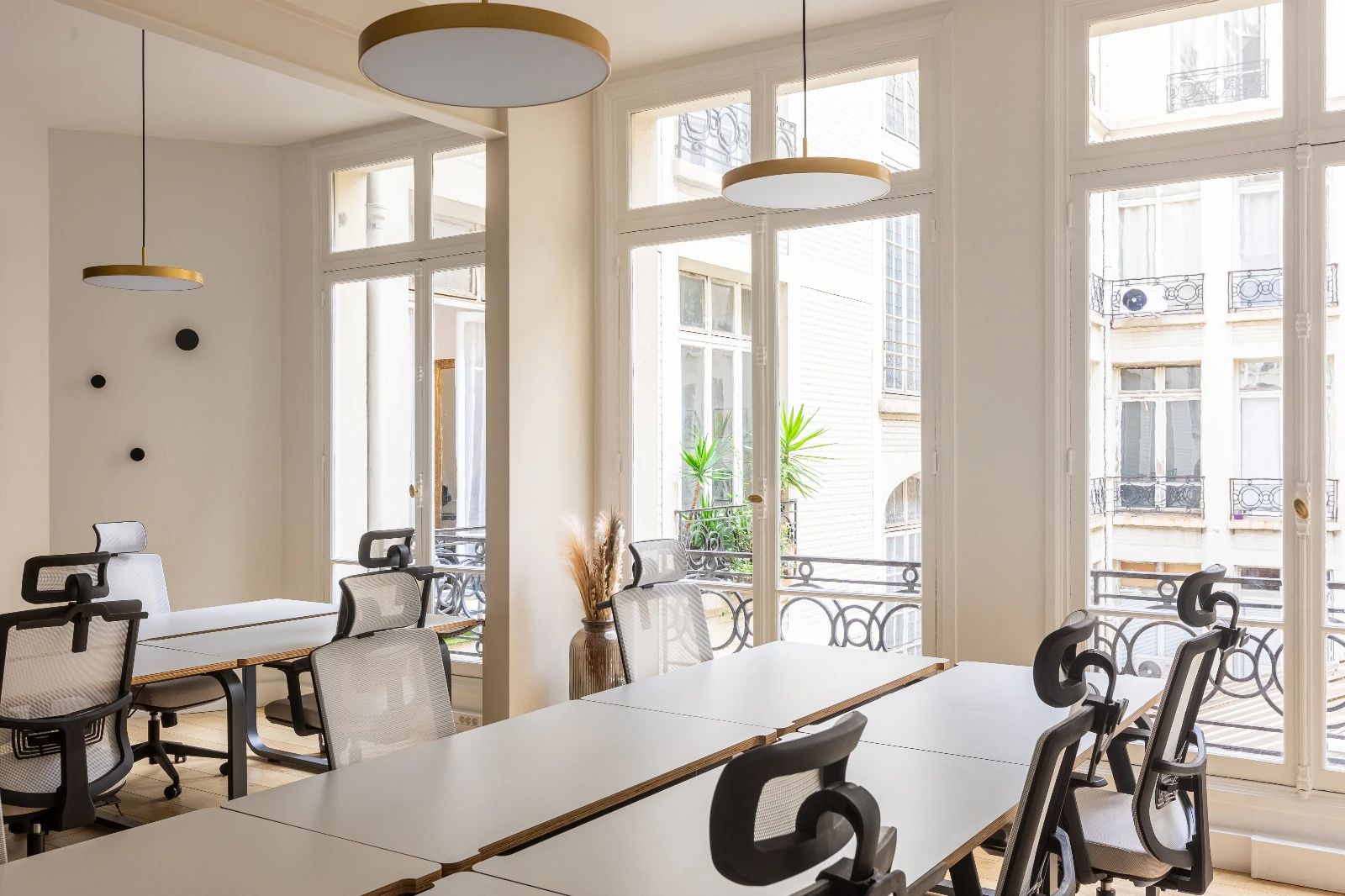 Bureau opéré · 12 postes · avenue des Champs-Élysées, Paris 8e — photo 4/8