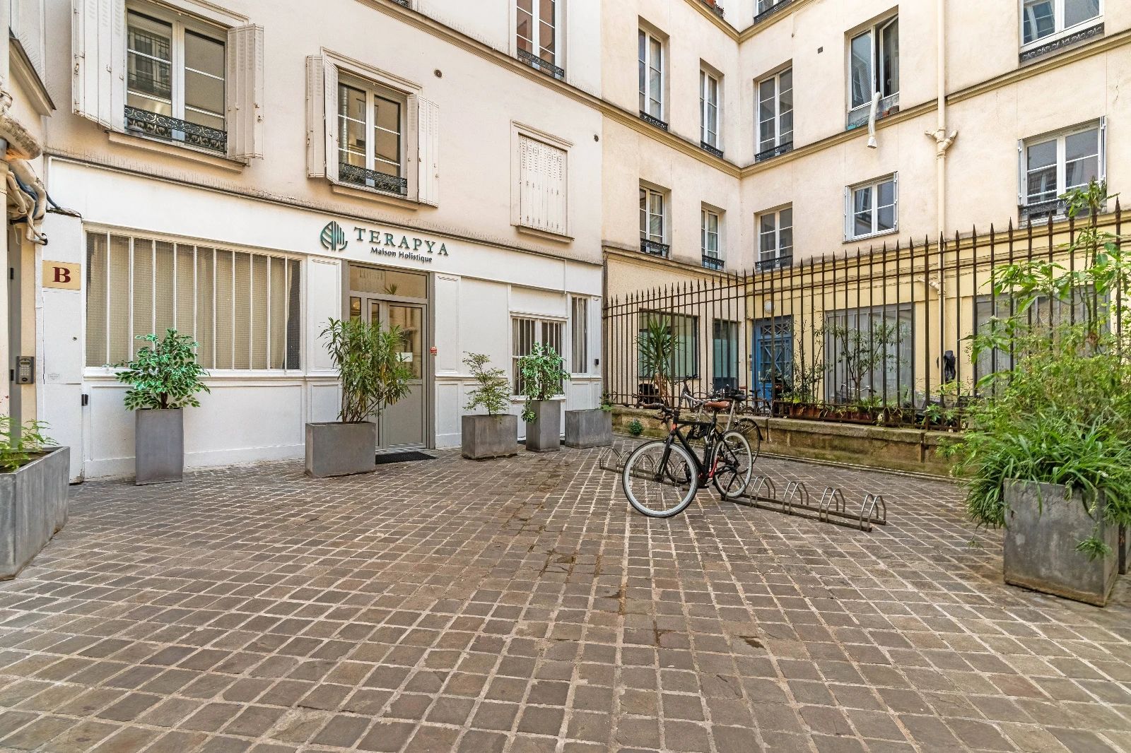 Bureau opéré · 20 à 24 postes · rue du Faubourg Poissonnière, Paris 10e — photo 1/6