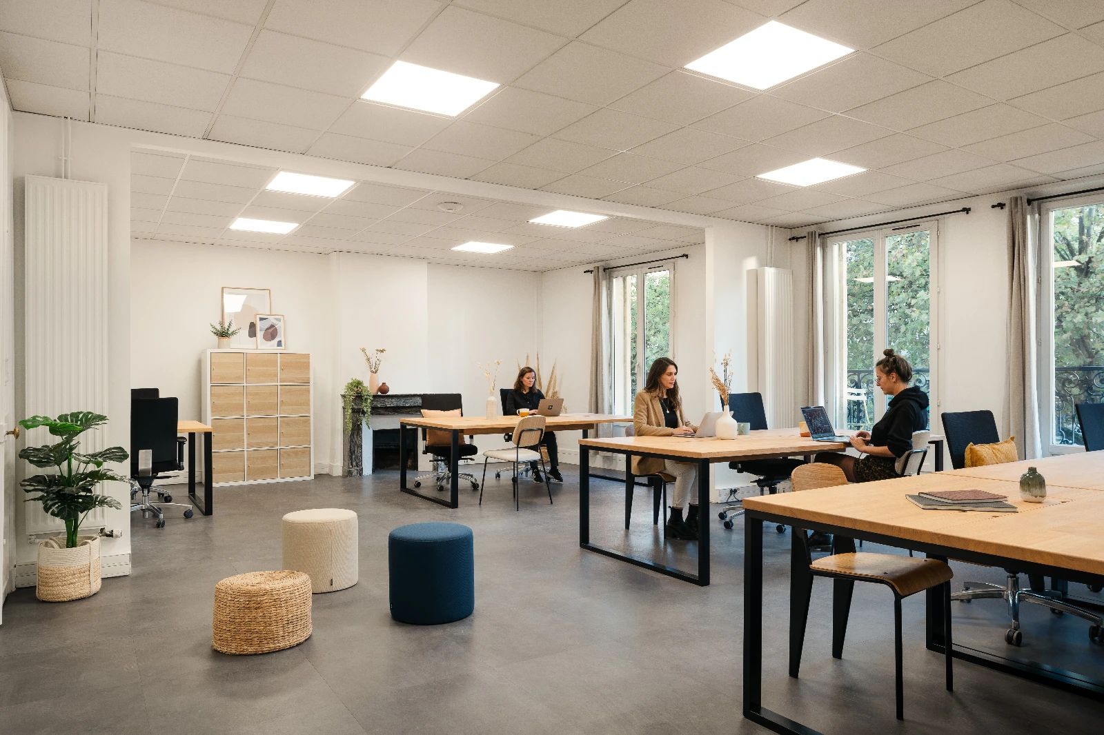 Bureau opéré · 32 postes · boulevard Saint-Denis, Paris 10e — photo 2/6