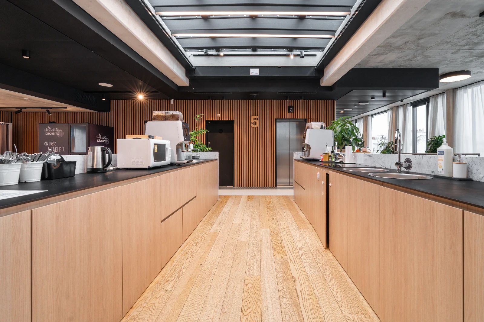 Bureau opéré · 55 à 57 postes · rue Saint-Sabin, Paris 11e — photo 11/15