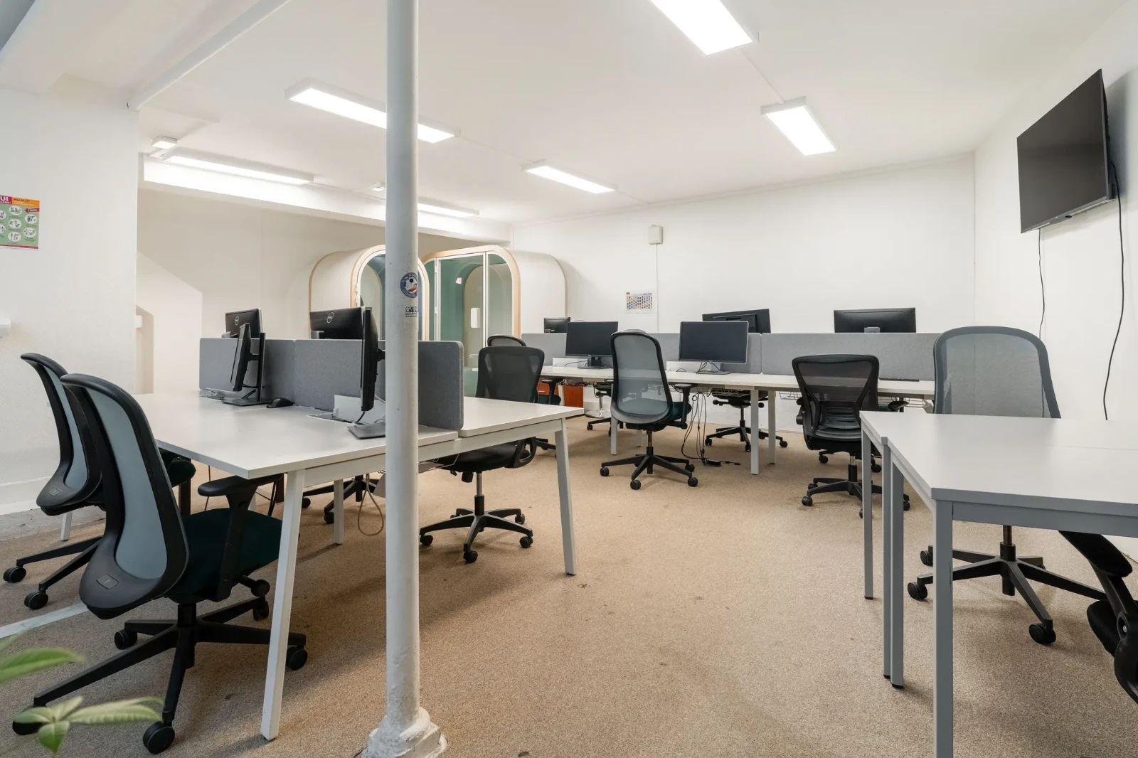 Bureau opéré · 1 à 14 postes · rue Saint-Fiacre, Paris 2e — photo 3/19
