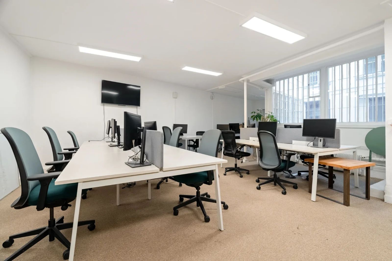 Bureau opéré · 1 à 14 postes · rue Saint-Fiacre, Paris 2e — photo 5/19