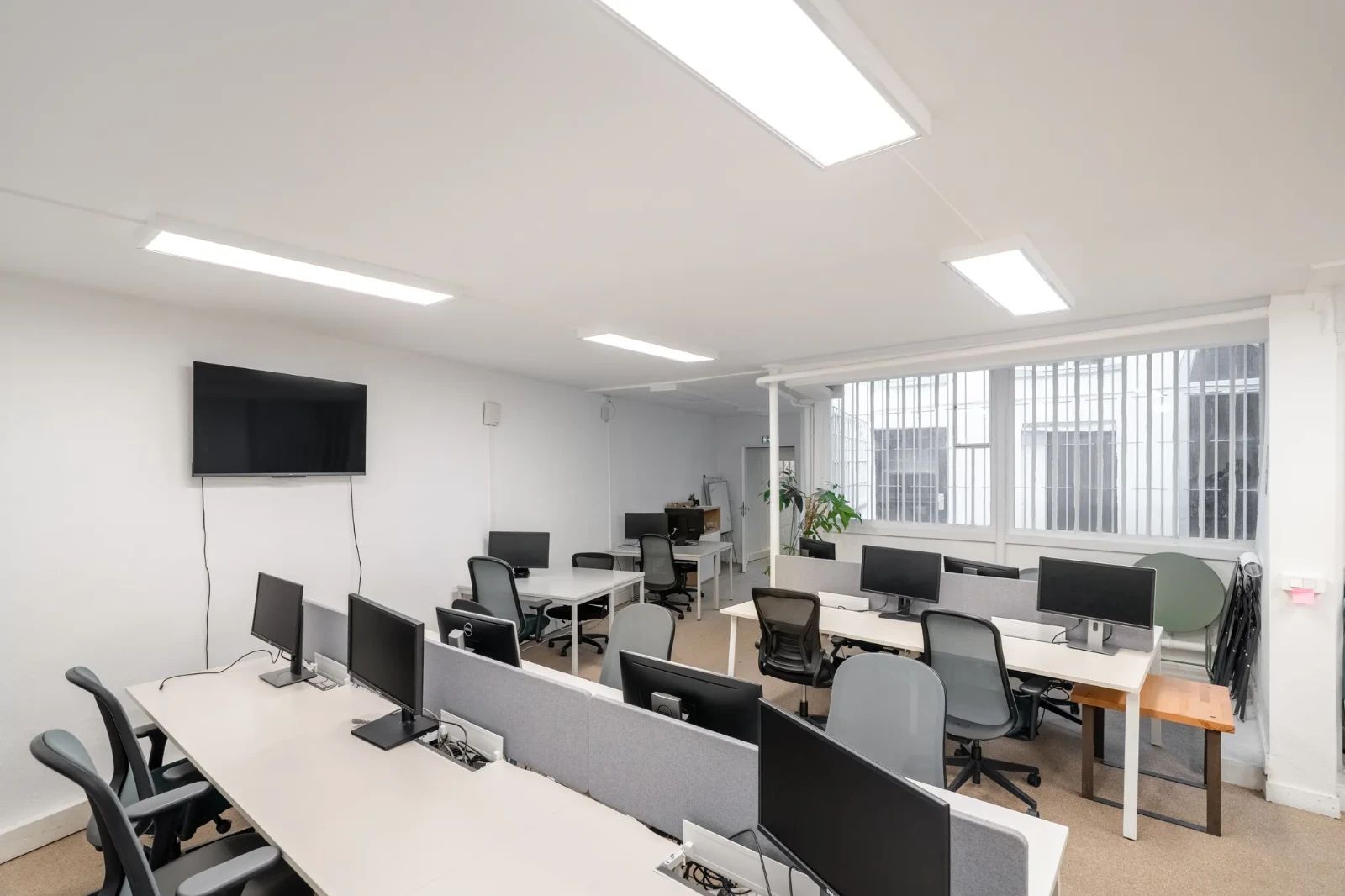 Bureau opéré · 1 à 14 postes · rue Saint-Fiacre, Paris 2e — photo 8/19