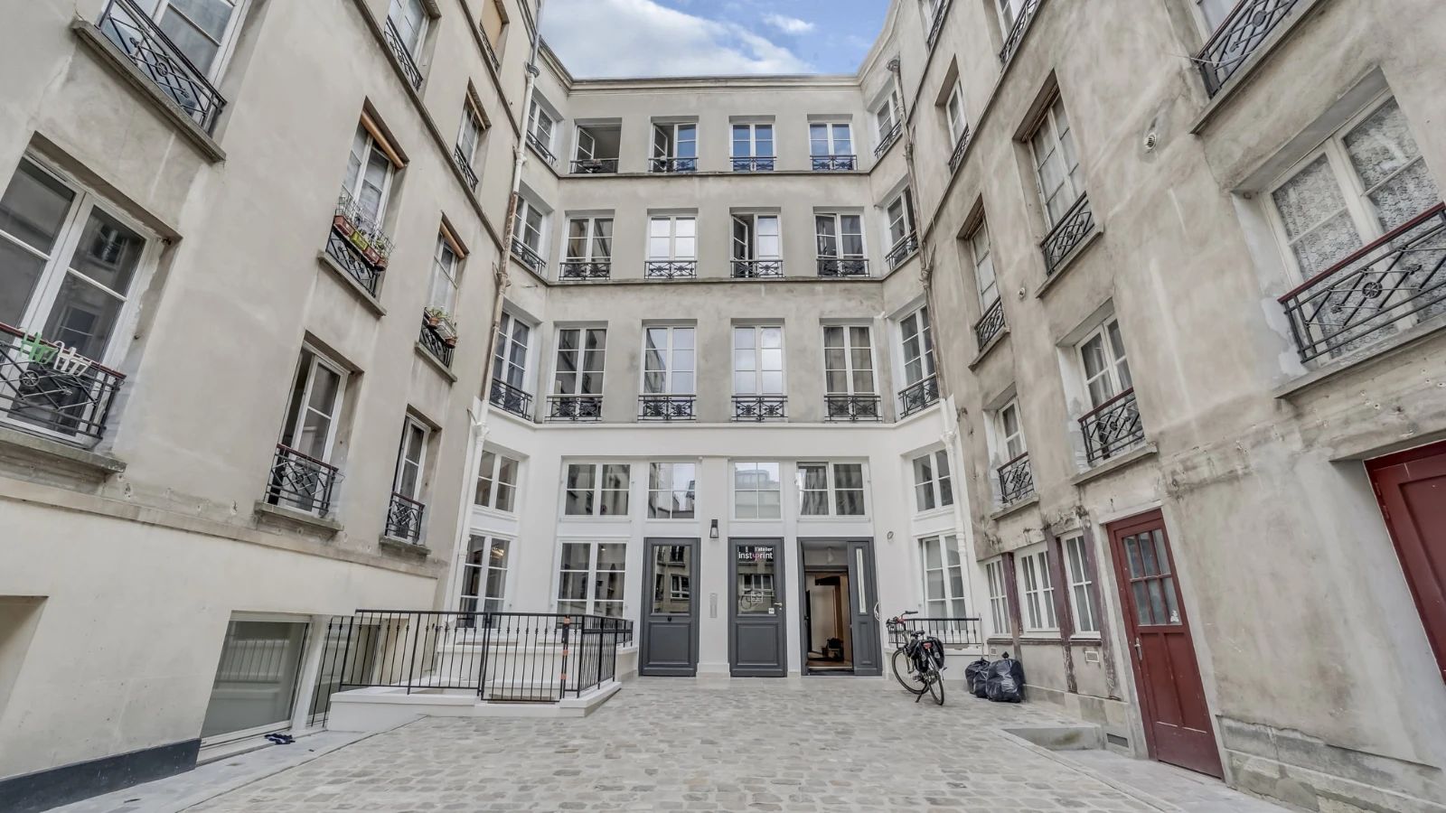 Bureau opéré · 30 à 35 postes · rue du Faubourg Saint-Martin, Paris 10e · 354 m² — photo 1/6