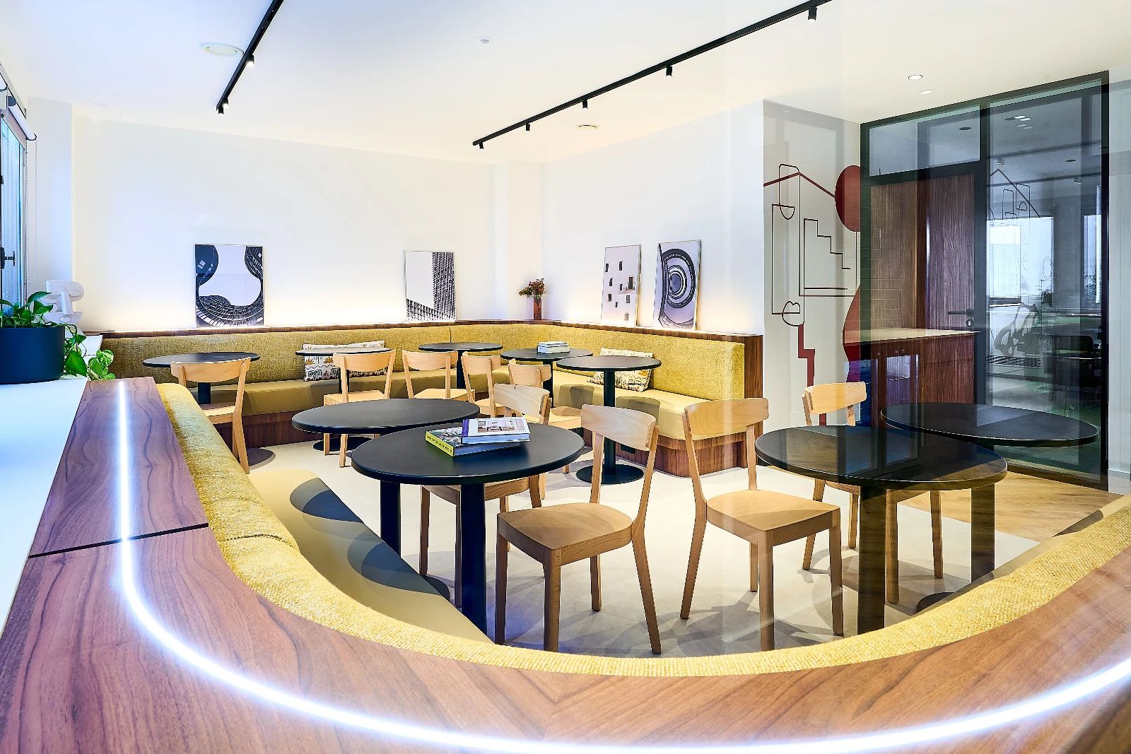 Coworking · 1 à 84 postes · rue de Surène, Paris 8e — photo 1/6