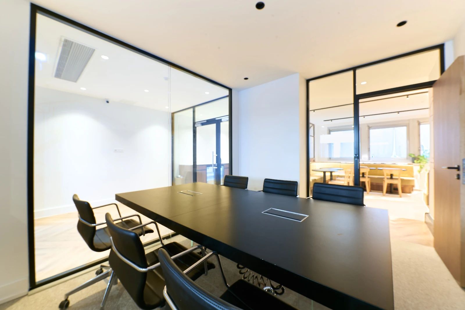 Coworking · 1 à 84 postes · rue de Surène, Paris 8e — photo 5/10
